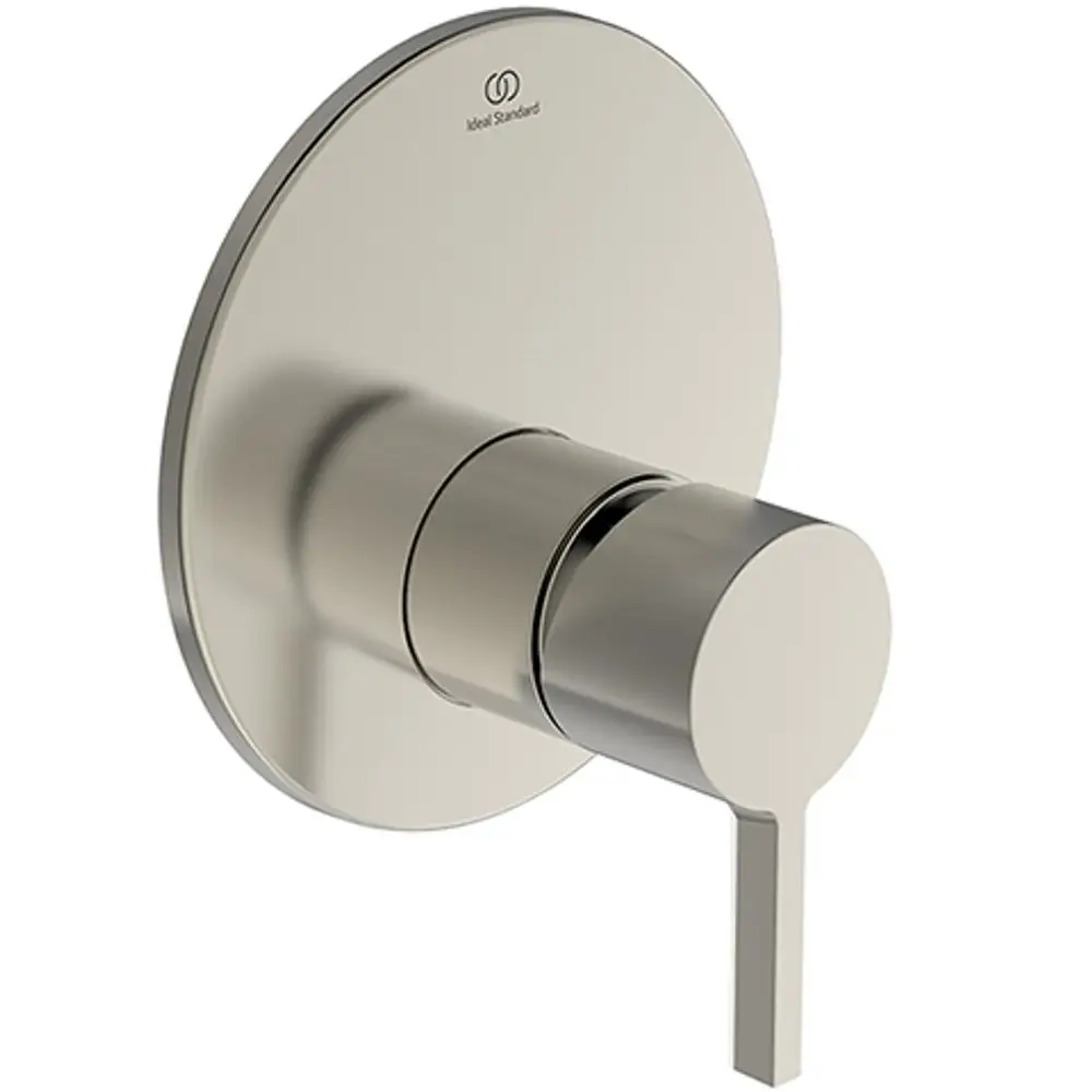 Wandmontierte Armatur in Silber mit runder Abdeckplatte und einem Hebel von Ideal Standard. Das Design ist schlicht und funktional.